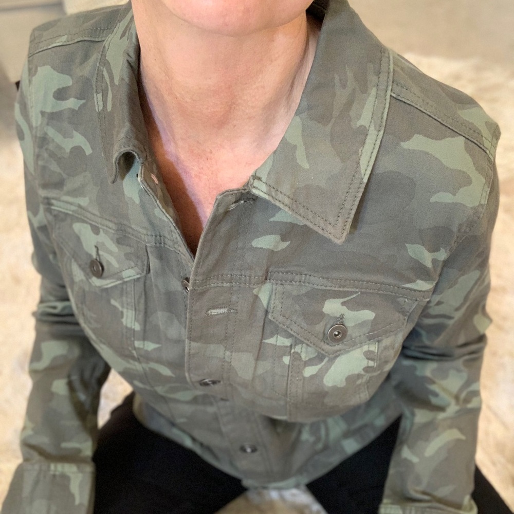 Green camo business casual jacket, M. NWT! Lovely detailing. All occasion style!